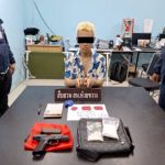 一名中国人在曼谷辉煌区因非法持枪和毒品被捕!-博彩白菜网-博彩论坛-白嫖论坛